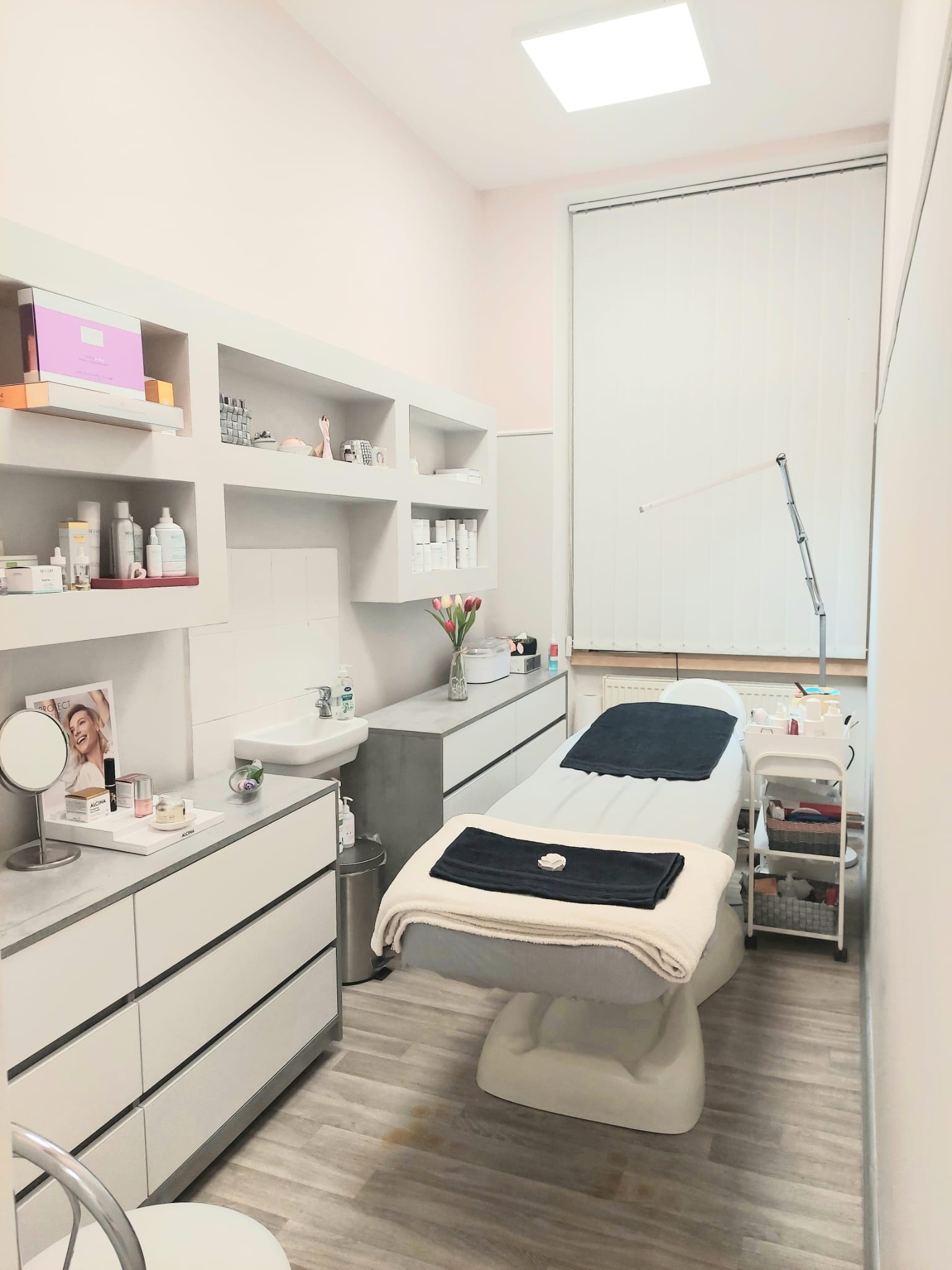 Ošetřovací místnost s lehátkem